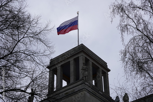 Russische Flagge an der Botschaft der Russischen Föderation in Berlin