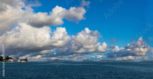 Panorámica del Museo del Mar de Galicia con las Islas Cíes al fondo en un día de cielo azul y nubes muy soleado
