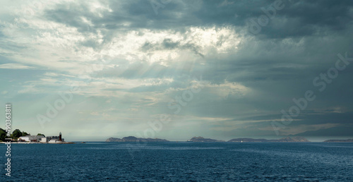 Islas Cíes y Museo del Mar de Galicia en Vigo al atardecer con cielo de nubes muy dramático