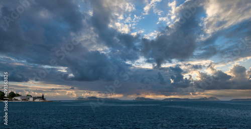 Islas Cíes y Museo del Mar de Galicia en Vigo al atardecer con cielo de nubes muy dramático