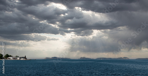 Islas Cíes y Museo del Mar de Galicia en Vigo al atardecer con cielo de nubes muy dramático