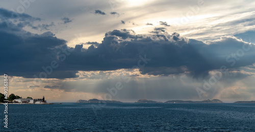 Islas Cíes y Museo del Mar de Galicia en Vigo al atardecer con cielo de nubes muy dramático