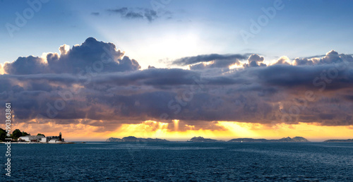 Islas Cíes y Museo del Mar de Galicia en Vigo al atardecer con cielo de nubes muy dramático