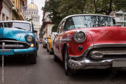 Foto Old car on streets of Havana with colourful buildings in background
