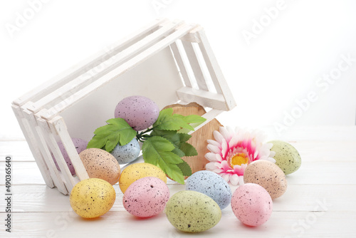 Uova colorate di Pasqua e cassetta di legno bianco  photo