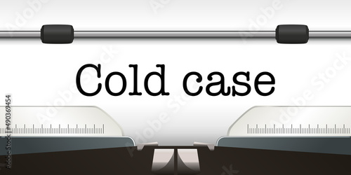 Le mot cold case écrit sur une page blanche à la machine à écrire pour présenter une enquête criminelle non élucidée.