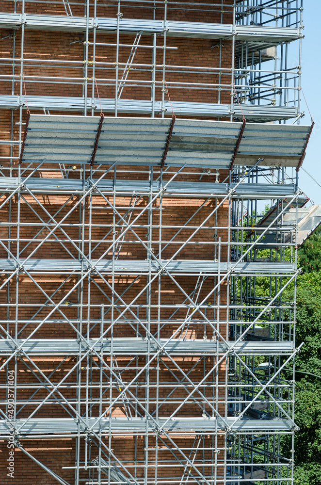 buildings: the scaffolding under construction, designed in every detail, for safety at work in accordance with the law, with parapet, pipes, joints and galvanized steel structures.