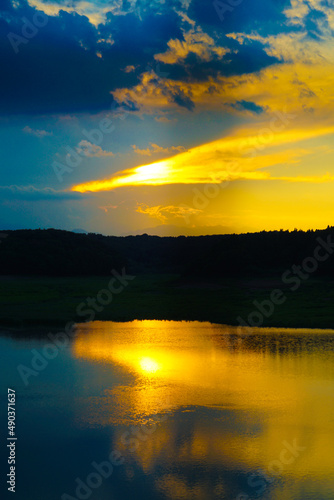 多摩湖・村山上貯水池の夕暮れ