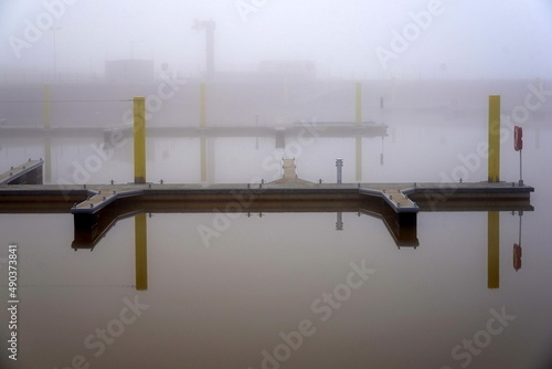 Der neue Stadthafen in Grossraeschen ist im Nebel eingehüllt photo