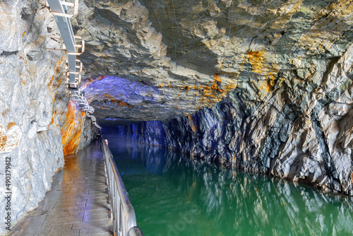 Obraz na płótnie Interior view of the Zhaishan Tunnel with reflection w salonie