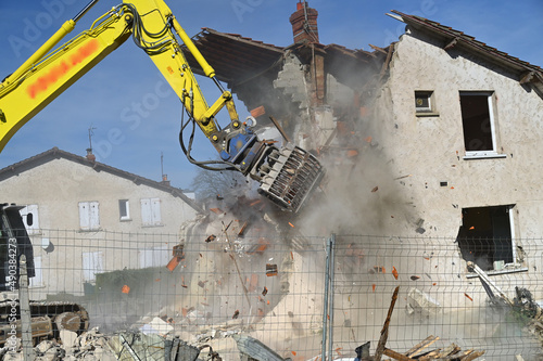 chantier de démolition d'un bâtiment d'habitation vétuste photo