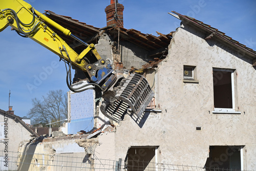 chantier de démolition d'un bâtiment d'habitation vétuste photo