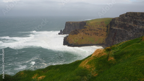 Acantilados de Moher en un día nuboso y con mucho viento, Irlanda.