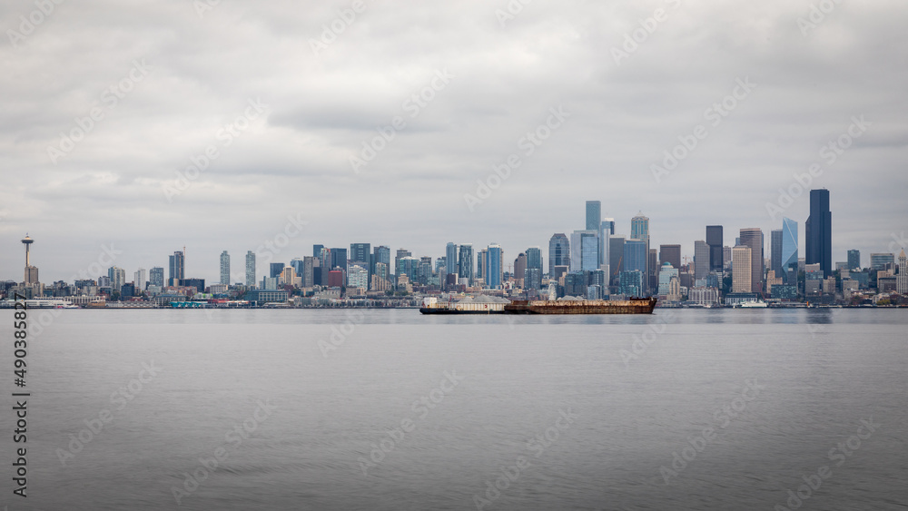 Naklejka premium Seattle skyline from Alki Beach Pier