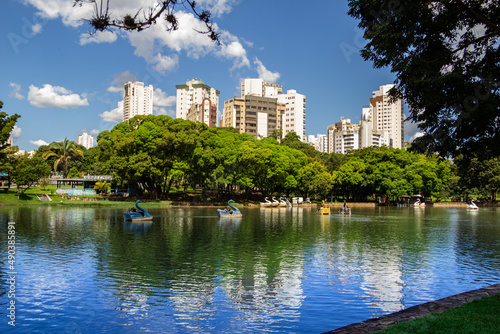 Vista de um lago em um parque público da cidade de Goiânia. Lago das Rosas. Onde as famílias vão descansar e fazer piquenique. photo