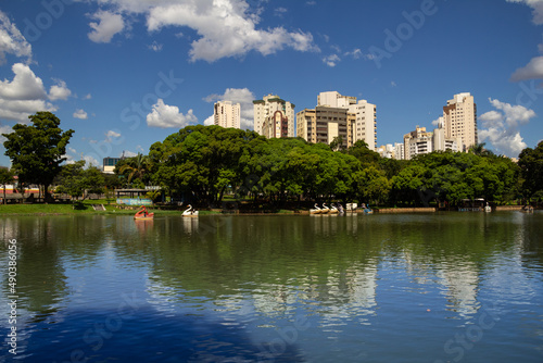 Vista de um lago em um parque p  blico da cidade de Goi  nia. Lago das Rosas. Onde as fam  lias v  o descansar e fazer piquenique.