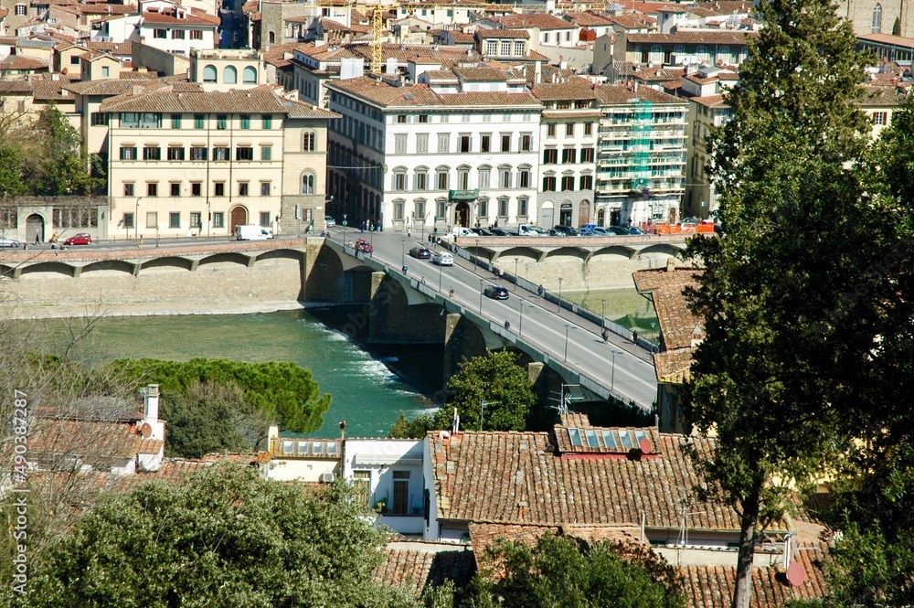 Ponte Alle Grazie, in centro di Firenze ,visto dal Giardino Brandini (collina Belvedere )