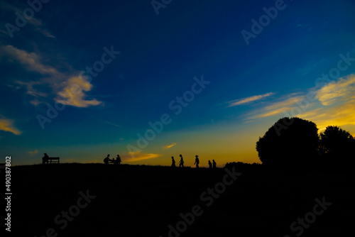 Fototapeta Naklejka Na Ścianę i Meble -  夕暮れの丘と人々のシルエット
