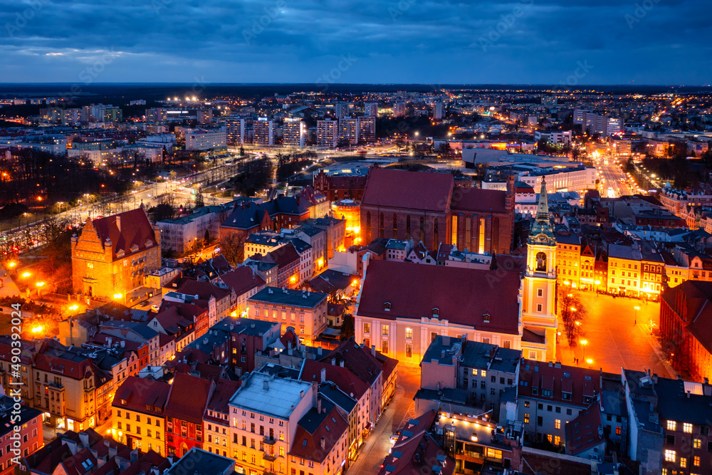Fototapeta premium Architecture of the old town in Torun at dusk, Poland.