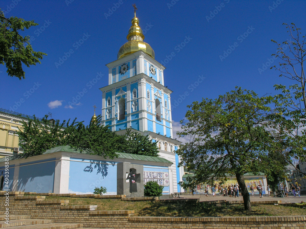 Naklejka premium Vista del Monasterio de San Miguel de Cúpula Dorada con catedral y campanario en Kiev, Ucrania. La Iglesia Ortodoxa Ucraniana