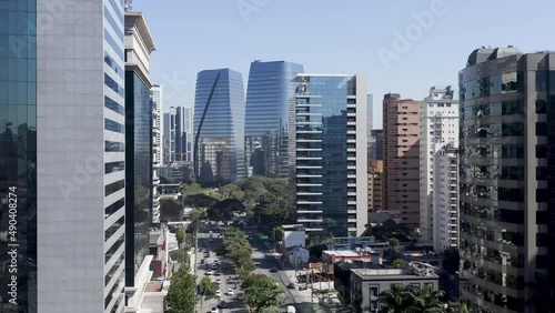 Vista aérea de prédios no coração da Vila Olímpia, em São Paulo, na região da Avenida Faria Lima com Rebouças.