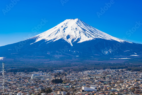 富士山と富士吉田市街 冬景