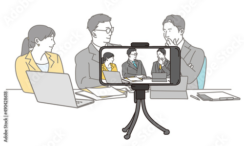 対談を録画するアジア人ビジネスパーソン