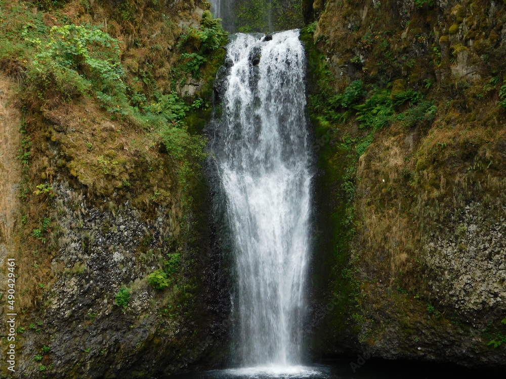Obraz premium The Lower part of Oregon's Multnomah Falls in late summer