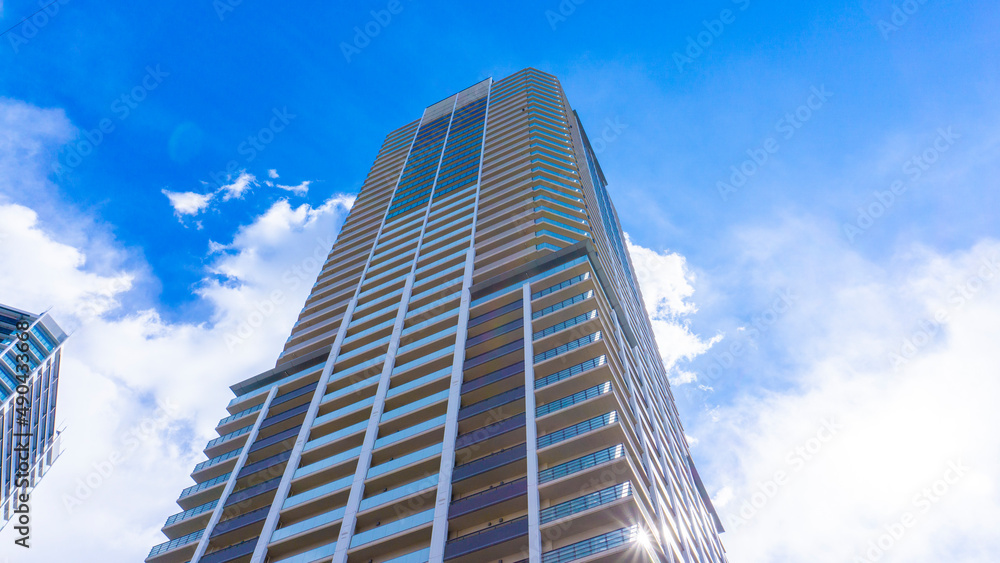 Exterior of high-rise condominium and refreshing blue sky scenery_w_45 Exterior of high-rise condominium and refreshing blue sky scenery_w_45