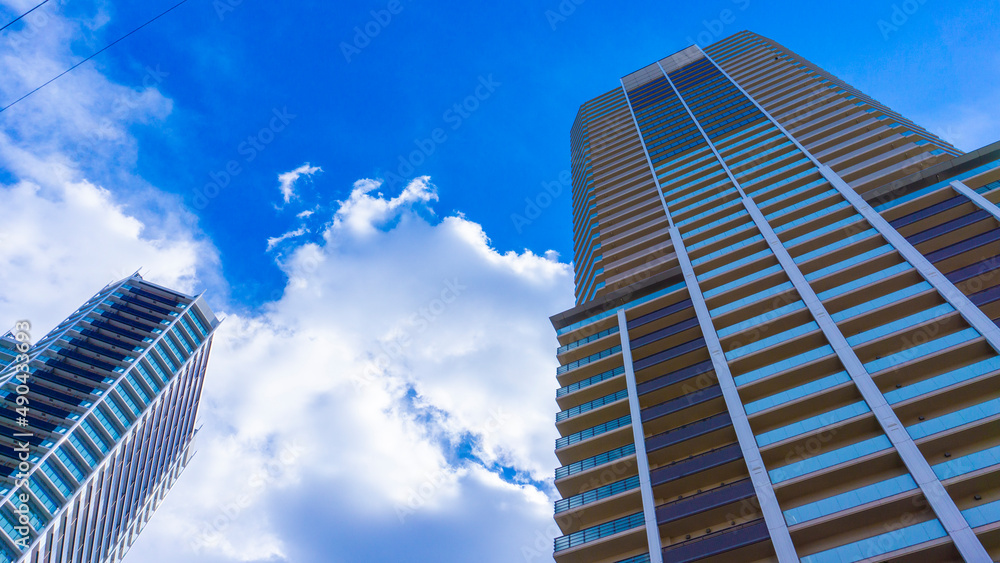 Exterior of high-rise condominium and refreshing blue sky scenery_w_48 Exterior of high-rise condominium and refreshing blue sky scenery_w_48