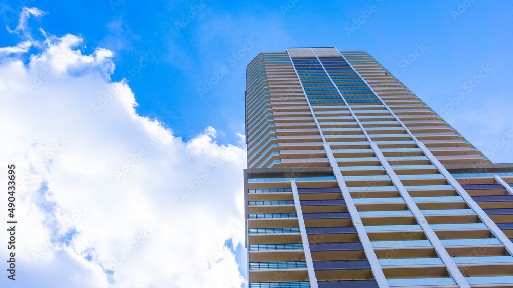 Exterior of high-rise condominium and refreshing blue sky scenery_w_49