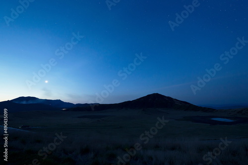 阿蘇の草千里から眺める夜明けの空の明星 © Seiichi Fukui