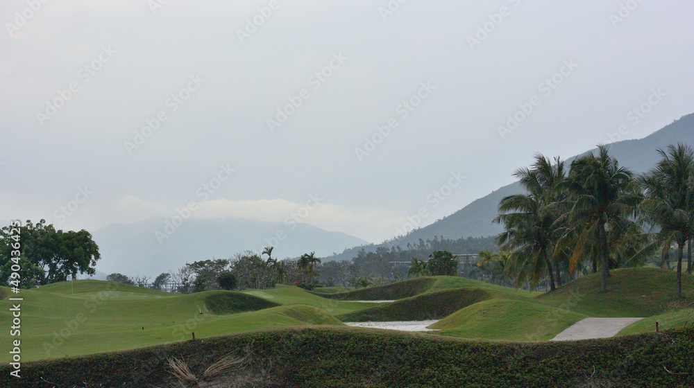 Naklejka premium View of the golf course on the background of the mountains