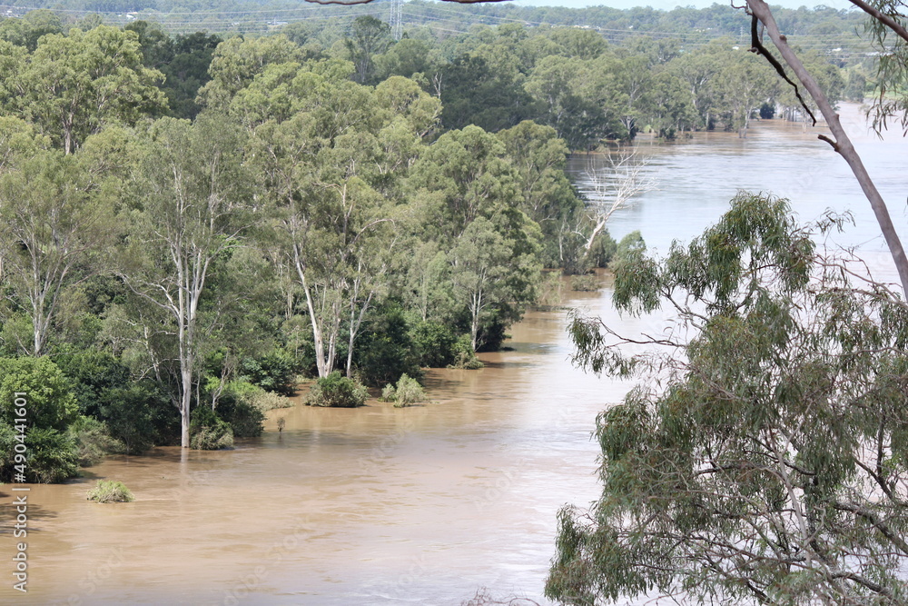 Obraz premium Receding Flooded Waters Brisbane River at Colleges Crossing, Ipswich, Queensland, Australia 1st March 2022