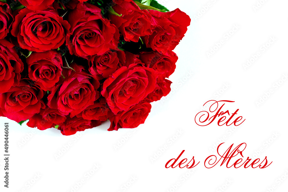 Fête des Mères. Bouquet de roses rouges avec inscription "Fête des