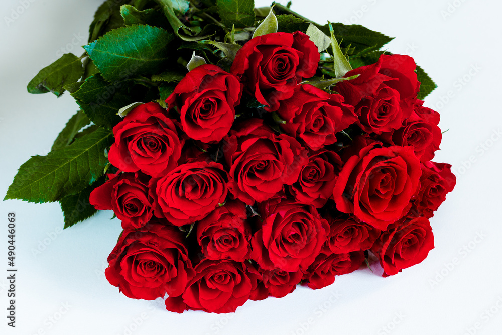 Bouquet de roses rouges posé sur une table blanche Stock Photo | Adobe Stock