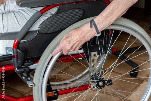 Fauteuil roulant. Gros plan sur roues et pieds de personne âgée.