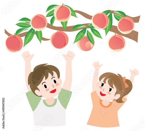 桃狩りをする子供たち