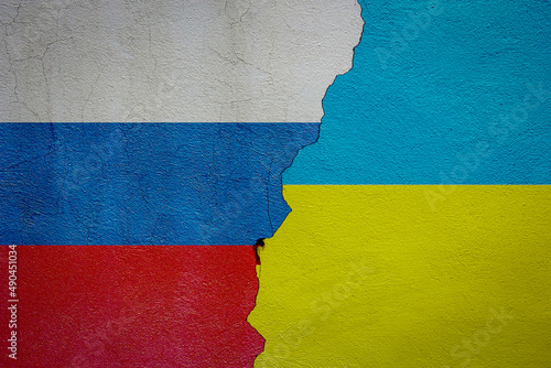 Flagge von Russland und der Ukraine gemalt auf einer gerissenen Mauer . Beziehungen zwischen der Ukraine und Russland