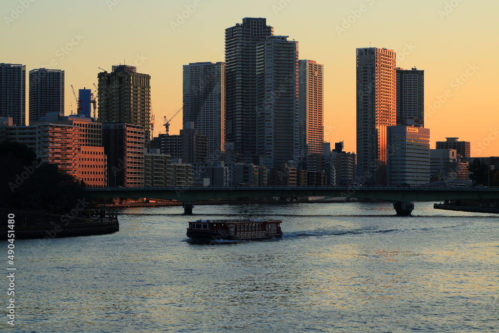 Fototapeta premium 隅田川に架かる佃大橋と夕日に輝く高層マンション群