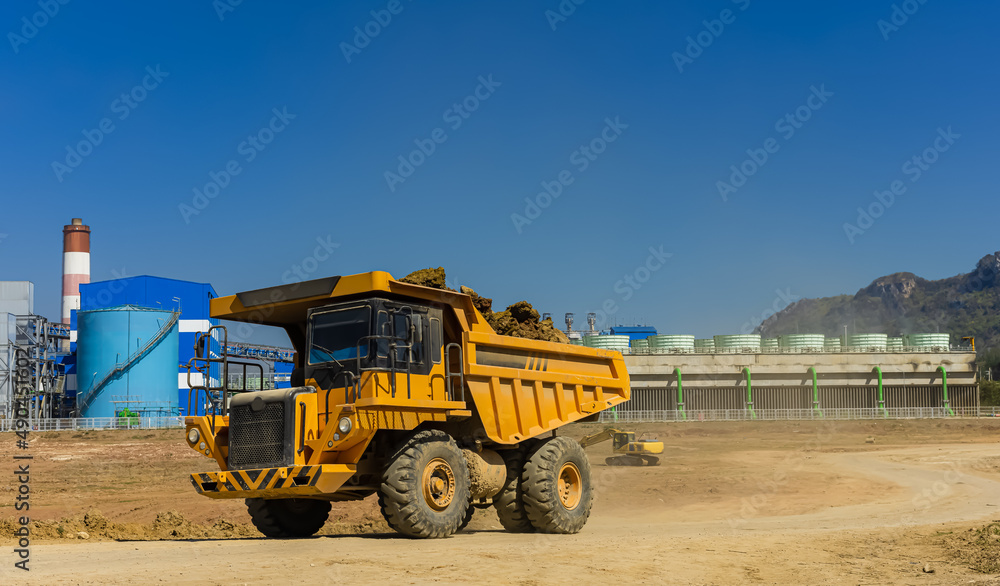 Obraz premium Dump truck loading dirt