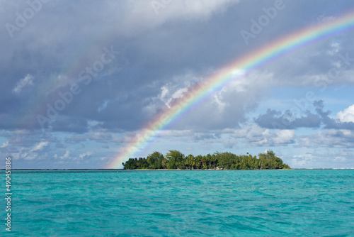 Tahaa (Polynésie Française) : arc en ciel sur un motu (petit îlot) de Tahaa photo
