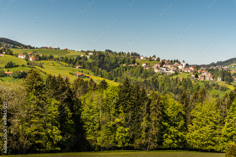 Blick auf das Dorf Trogen im Appenzellerland, Kanton Appenzell Ausserrhoden, Schweiz