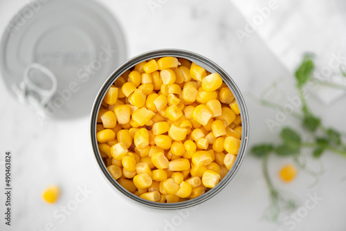 Fotografía canned sweet corn in a jar