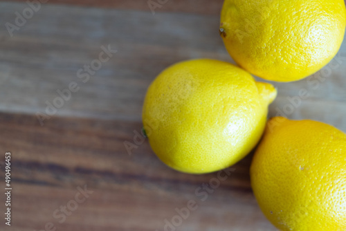 Zitronen auf einen Holzbrett