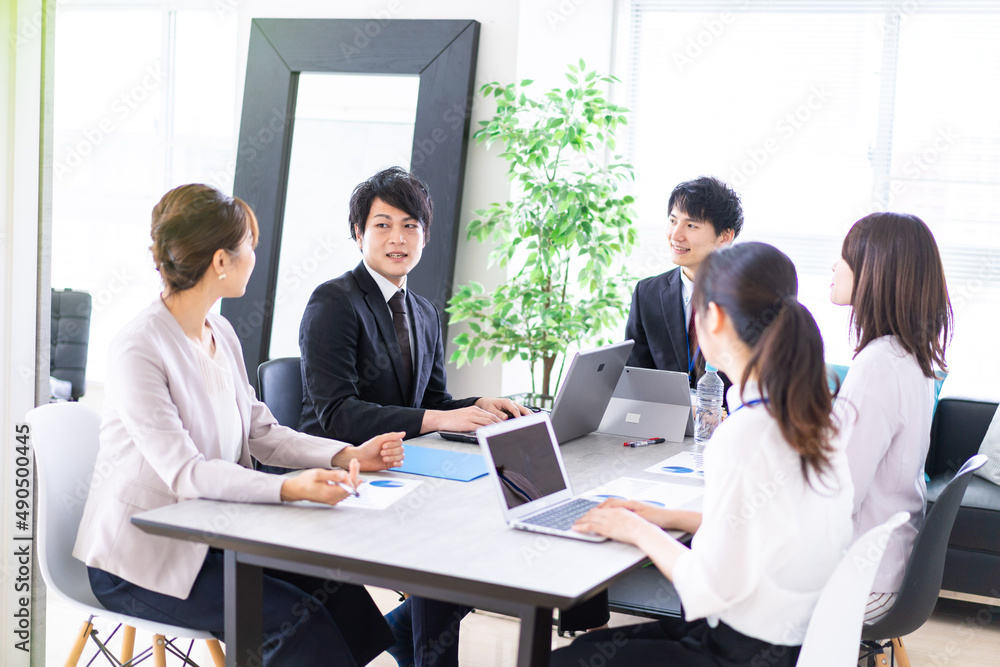 オフィスでミーティングをするビジネスパーソン オフィスでミーティングをするビジネスパーソン