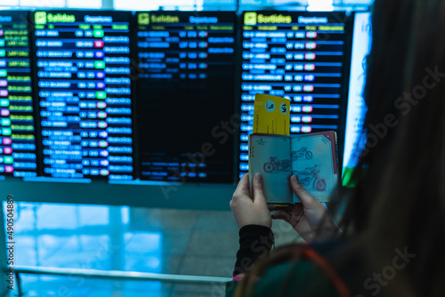 Obraz na płótnie woman at the airport looking at the screens for her flight w salonie