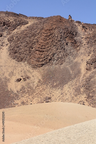 Felsformation und Sand im Teide Nationalpark auf Teneriffa