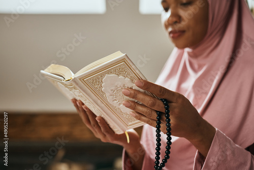 Foto Close-up of black Muslim woman reads Koran.
