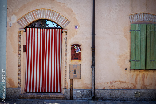 La tenda a strisce rosse photo